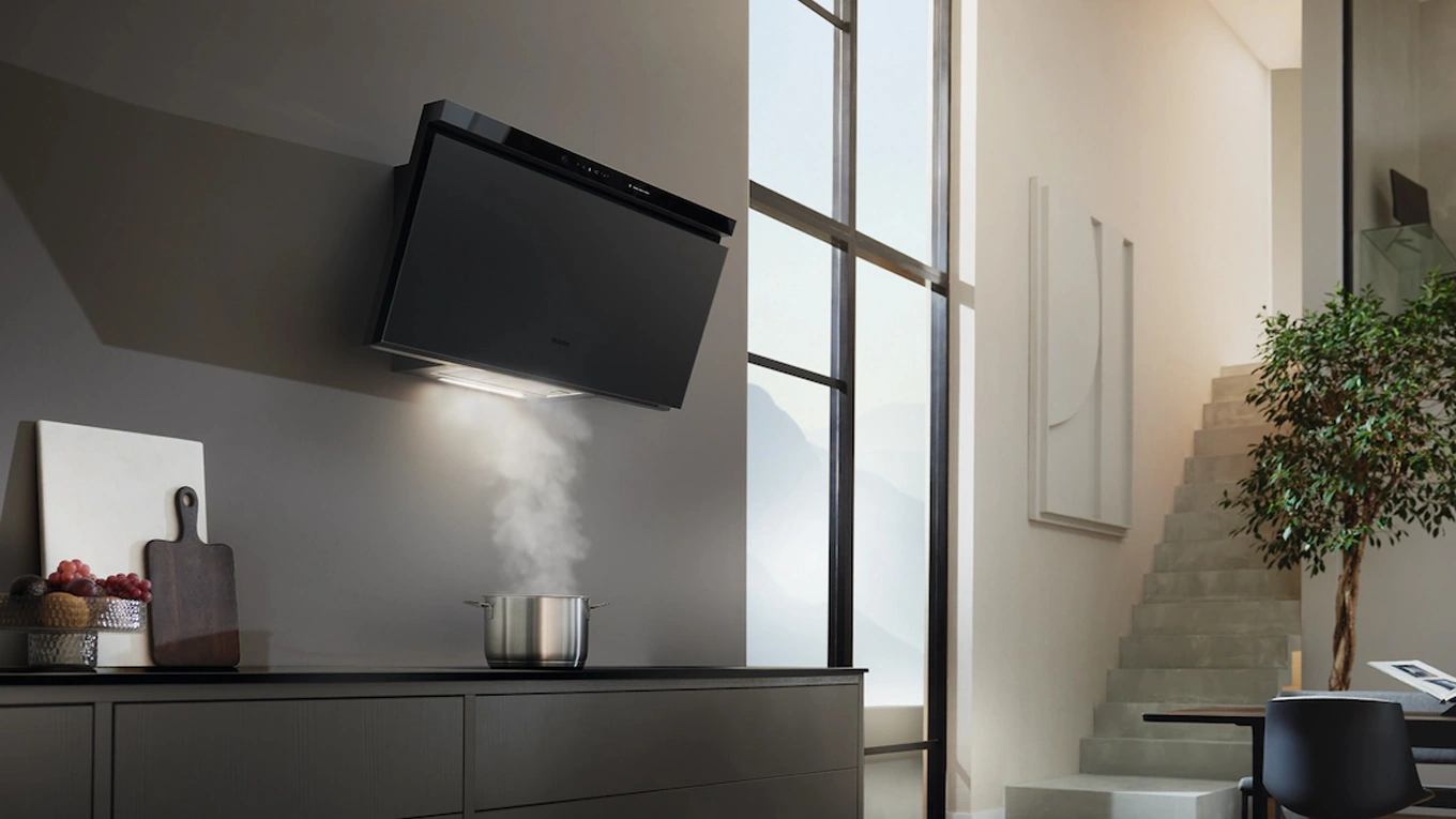 Miele DAH 4980 125 Gala Edition Dunstabzugshaube miele dah 4980 125 gala edition wanddunstabzugshaube in obsidianschwarz matt saugt dampf aus einem edelstahltopf ab