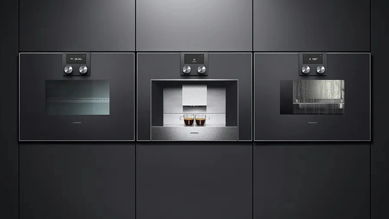 Gaggenau Backöfen aus der Serie 400 in Anthrazit Gaggenau Serie 400 Backofen Dampfgarer und Espresso Vollautomat in der Farbe Anthrazit in einer dunklen Küchenfront