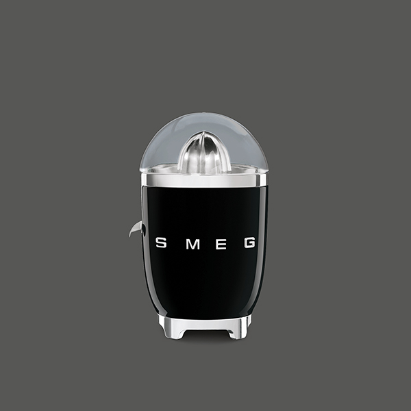 smeg retro zitruspresse in schwarz vor dunkelgrauem hintergrund