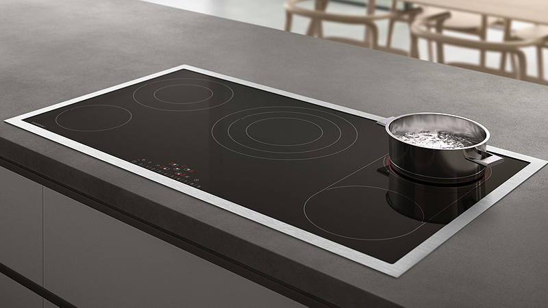 Gaggenau Serie 200 Kochfelder ein breites gaggenau serie 200 elektrokochfeld mit doppelkreis und braeter zone und einem edelstahltopf oben rechts in dem sprudelnd wasser kocht