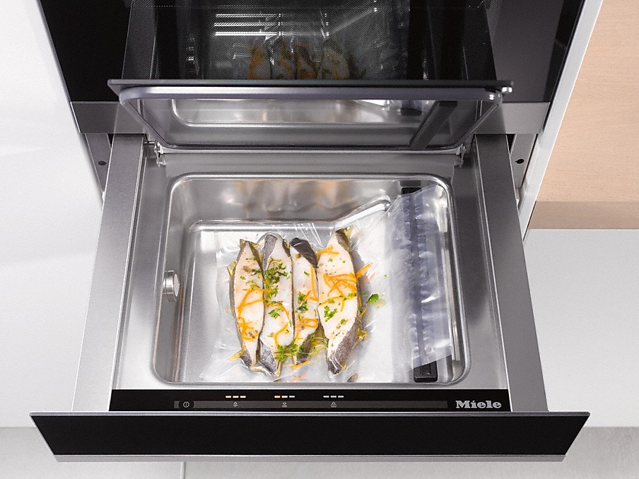 Miele Vakuumierschublade fisch im vakuumierbeutel von oben in einer miele vakuumierschublade