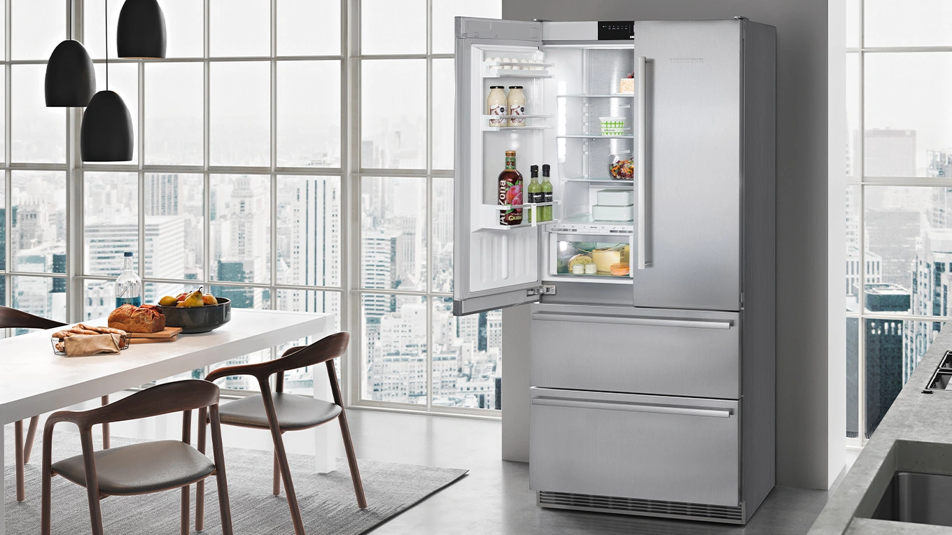 Liebherr French Door Kühlschrank CBNes6256 Liebherr French Door Kühlschrank CBNes6256 in Silber freistehend in einer küche mit esstisch