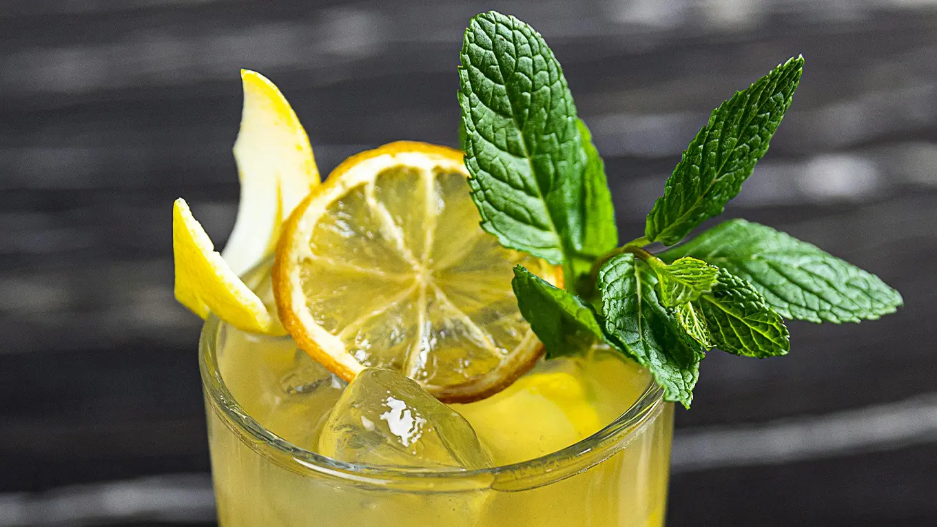 Limoncello Spritz Cocktail Detail mit Minze und Zitronen