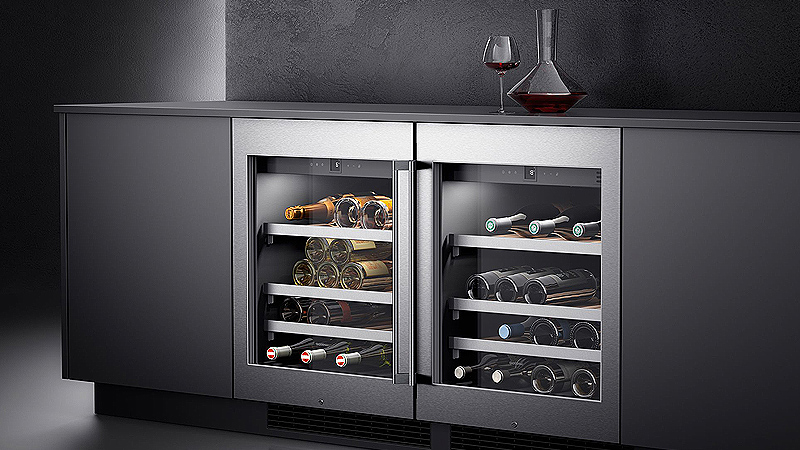 Gaggenau Serie 200 Weinschrank zwei Unterbau Weinschraenke nebeneinander aus der Gaggenau Serie 200 in silber mit vielen liegend lagernden weinflaschen