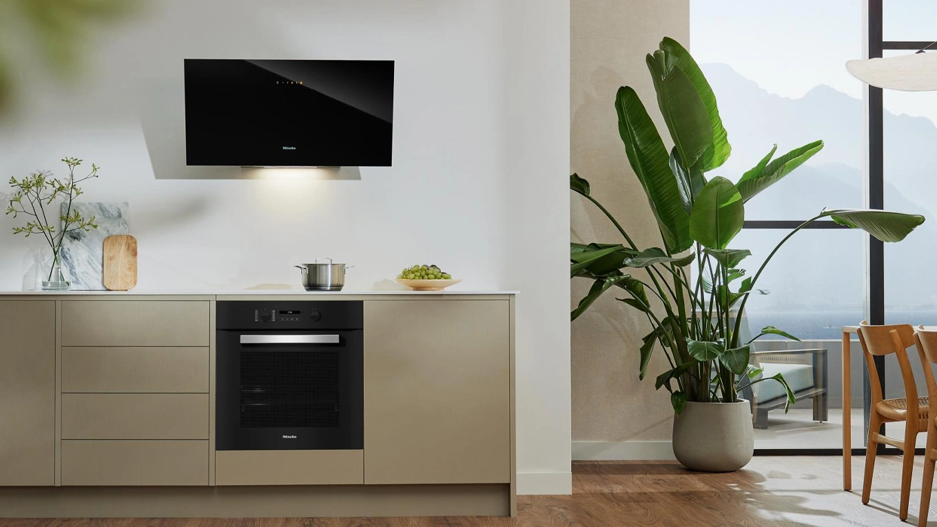 Miele Escala Wand-Dunstabzugshaube Miele Escala Wand-Dunstabzugshaube in einer modernen grifflosen küche