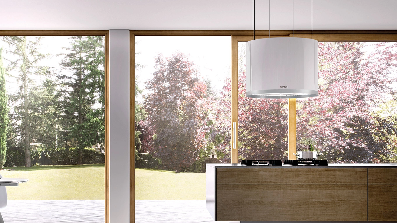 Weiße berbel Skyline round in einer Küche mit Glastür und Blick auf Bäume