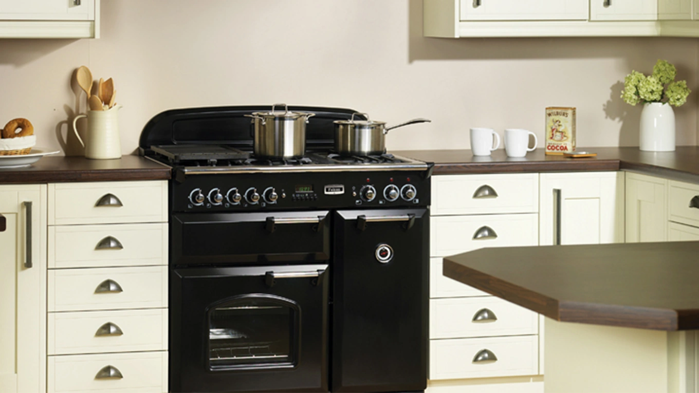 falcon range cooker classic deluxe in schwarz zwischen weißen landhaus küchenfronten