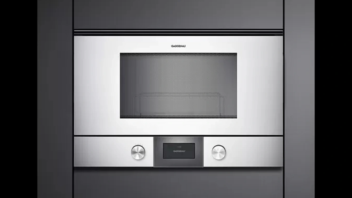 Gaggenau Serie 200 Mikrowelle Einbau Mikrowelle aus der Gaggenau Serie 200 in silber eingebaut in einer dunklen Küchenfront