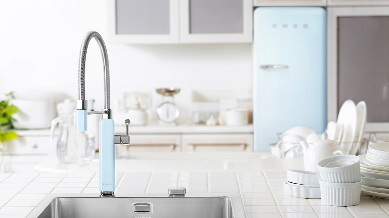 smeg pastellblau armatur und kühlschrank in einer weißen küche