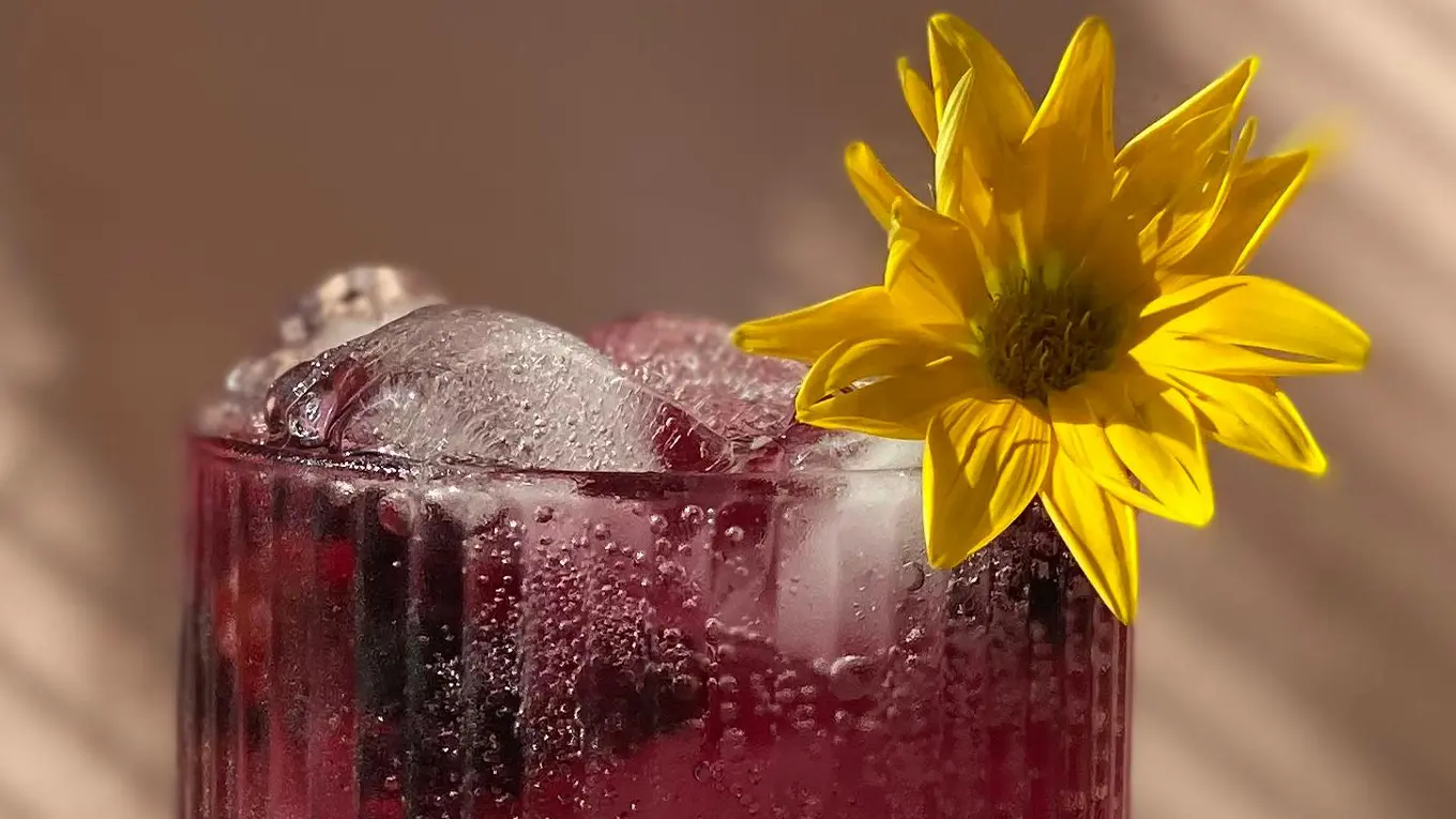 Wild Berry Lillet Cocktail mit gelber Blumendeko