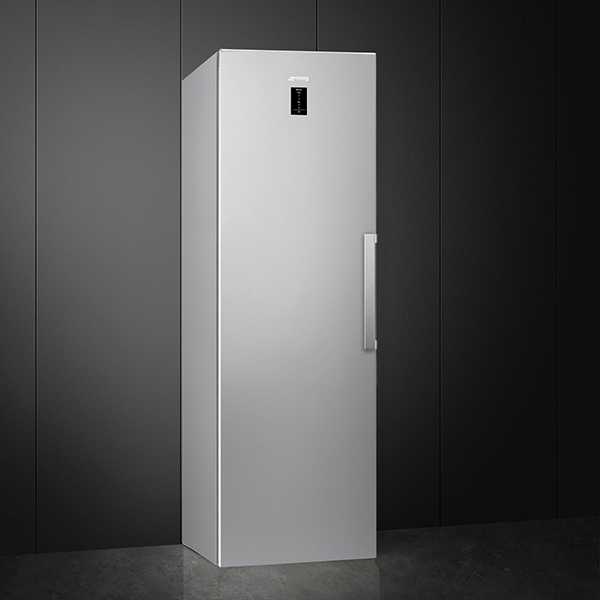 SMEG Gefrierschrank großer stand gefrierschrank in edelstahl von smeg vor schwarzer küchenfront