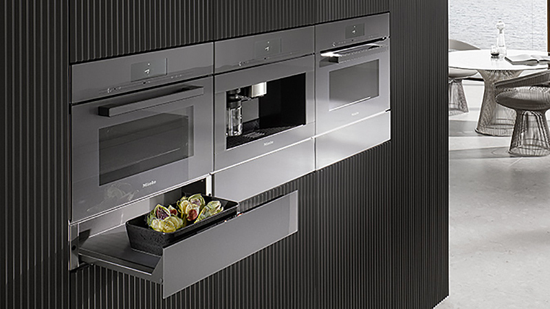 Miele Design Miele Wärmeschublade und andere graue Backofen-Geräte im nahtlosen Einbau-Design
