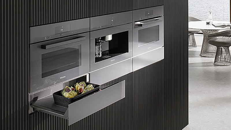 Miele Wärmeschublade und andere graue Backofen-Geräte im nahtlosen Einbau-Design