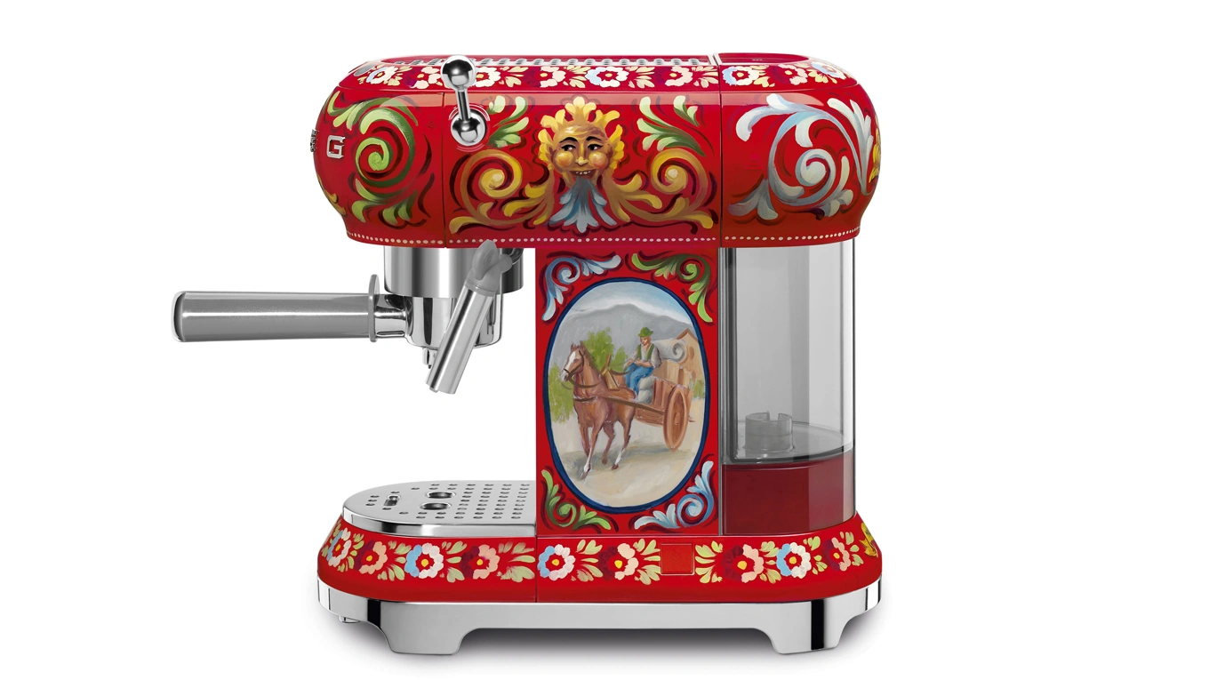 SMEG Dolce & Gabbana Sizilien Espresso-Kaffeemaschine Produktbild von der smeg dolce gabbana espressomaschine in rot von der seite