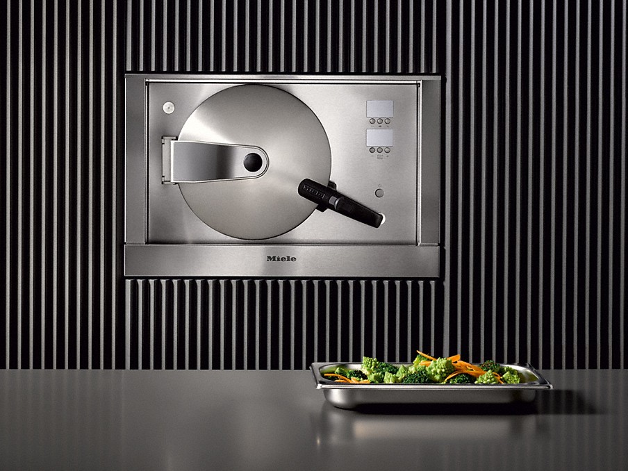 Miele Dampfgaren mit Druck dampfgarbehaelter mit lebensmitteln vor einem einbau druck dampfgarer von miele