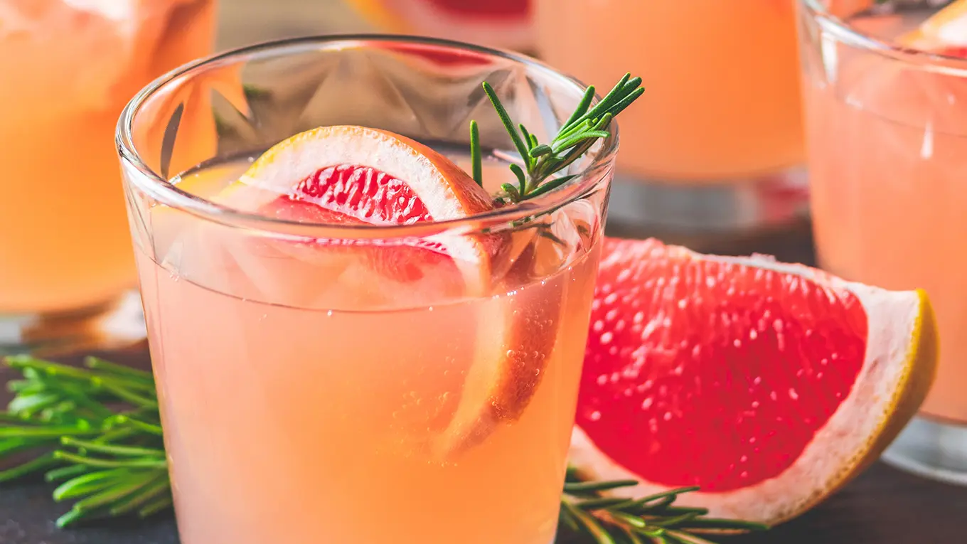 Rosmarin Grapefruit Fizz Cocktail im Glas