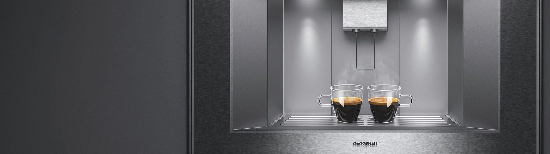 mittlerer teil einer gaggenau einbau einbau kaffeemaschine in silber mit zwei vollen espresso glaesern 