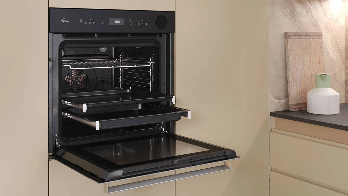 Bauknecht Soft Steam Backofen Bauknecht Soft Steam Backofen mit geöffneter Tür