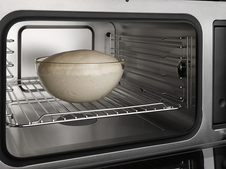 Miele Backen und Dampfgaren Anwendungsvielfalt Glasschale mit Teig auf einem Rost im Miele Gerät
