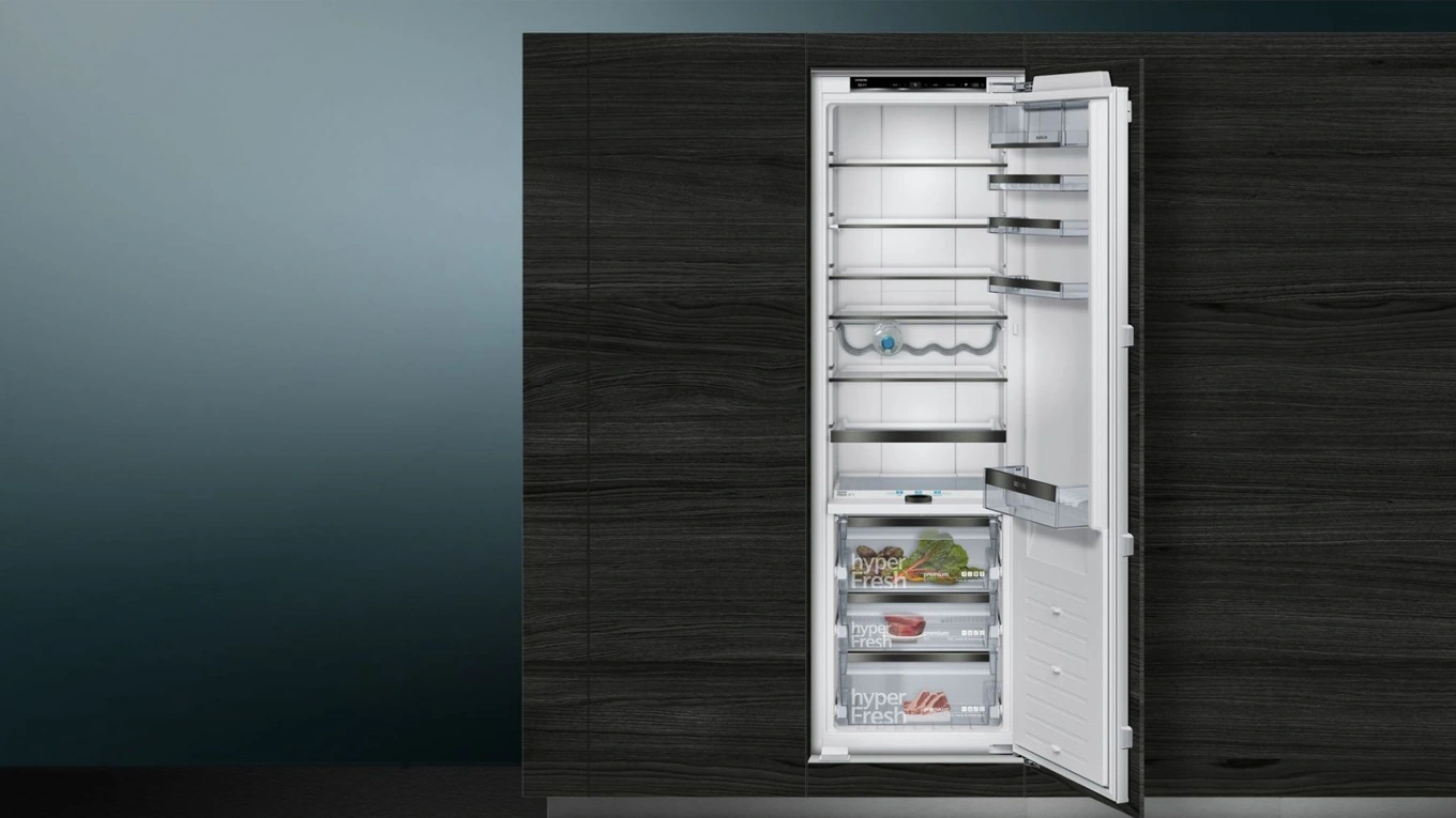 geöffneter siemens einbau kühlschrank KI81FHD40 mit vollem Gefrierfach