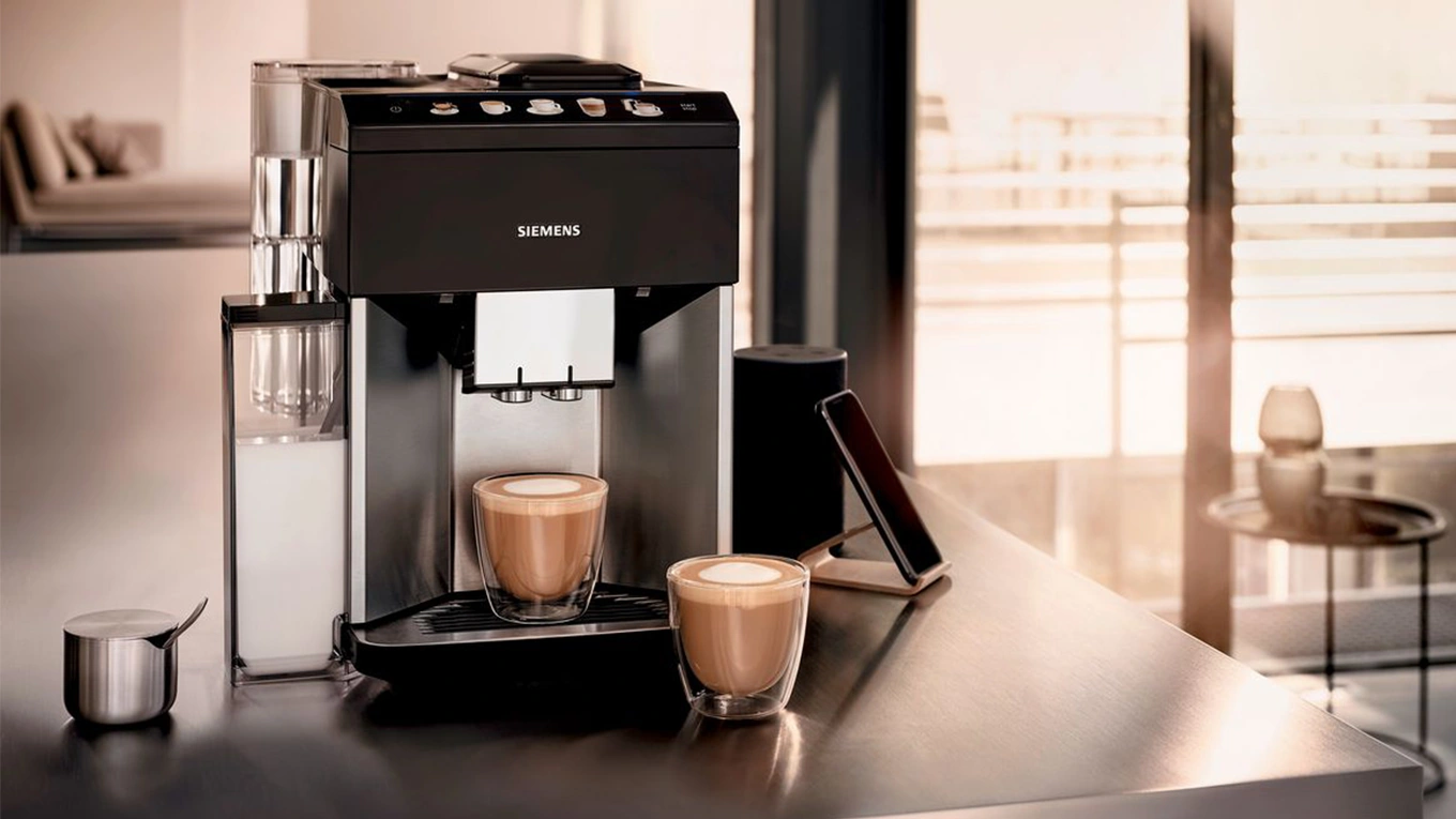 siemens eq kaffeevollautomat mit gefüllten kaffeegläsern in einer modernen küche