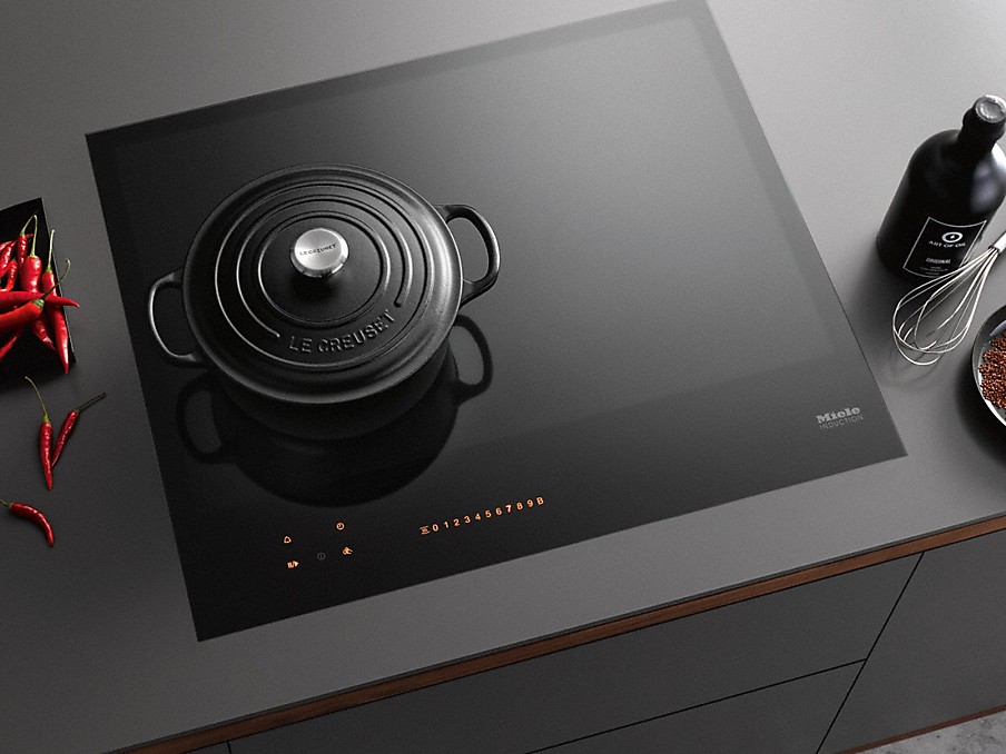 miele kochfeld mit smartselect auf dem ein schwarzer topf mit deckel steht