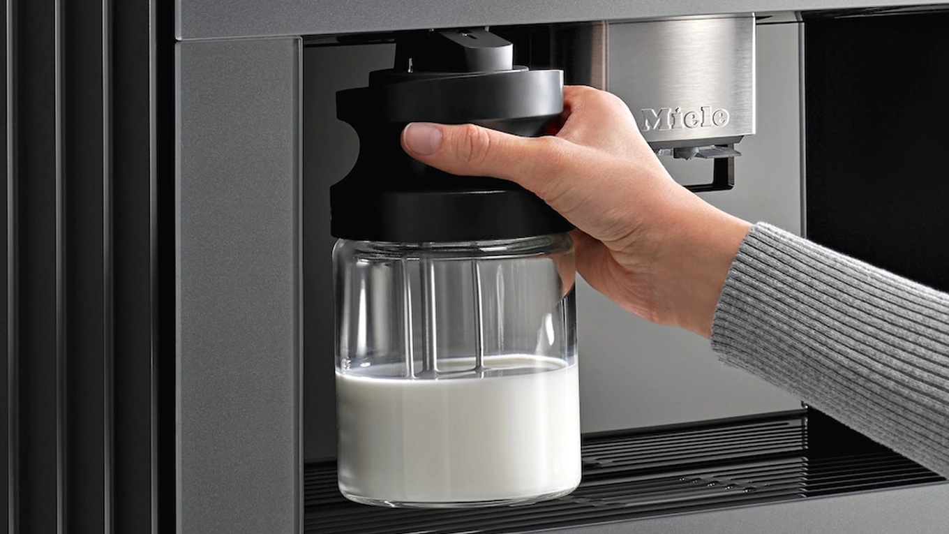 Miele EasyClick Milchsystem Milch lässt sich beim miele kaffeevollautomat einfach einhängen mit easyclick milchsystem